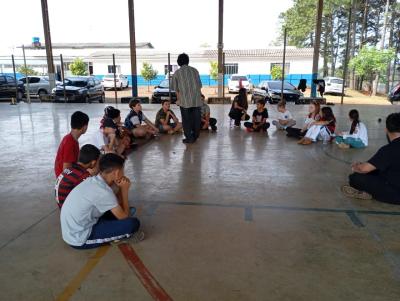 Alunos da Escola Municipal José Bonifácio se preparam para a Noite de Autógrafos com projetos de arte e cultura